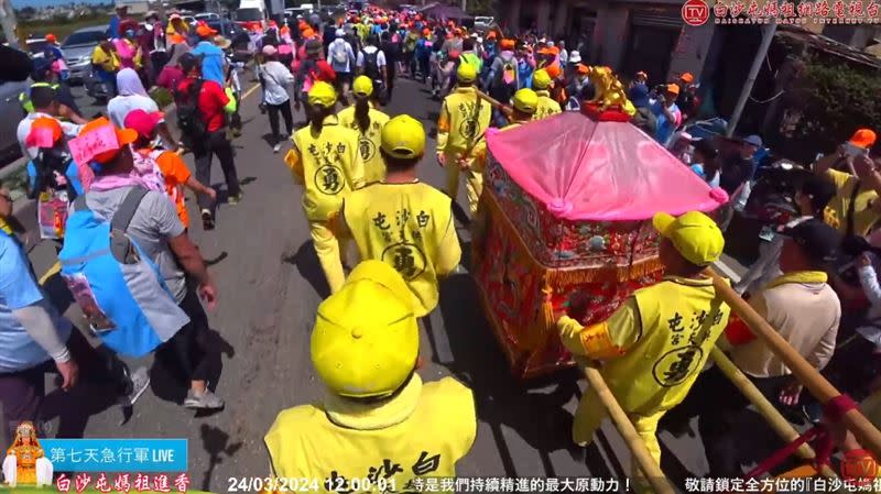 醫師提醒白沙屯媽祖進香活動，每小時補充600C.C.的水。（圖／翻攝自白沙屯媽祖網路電視台YT）