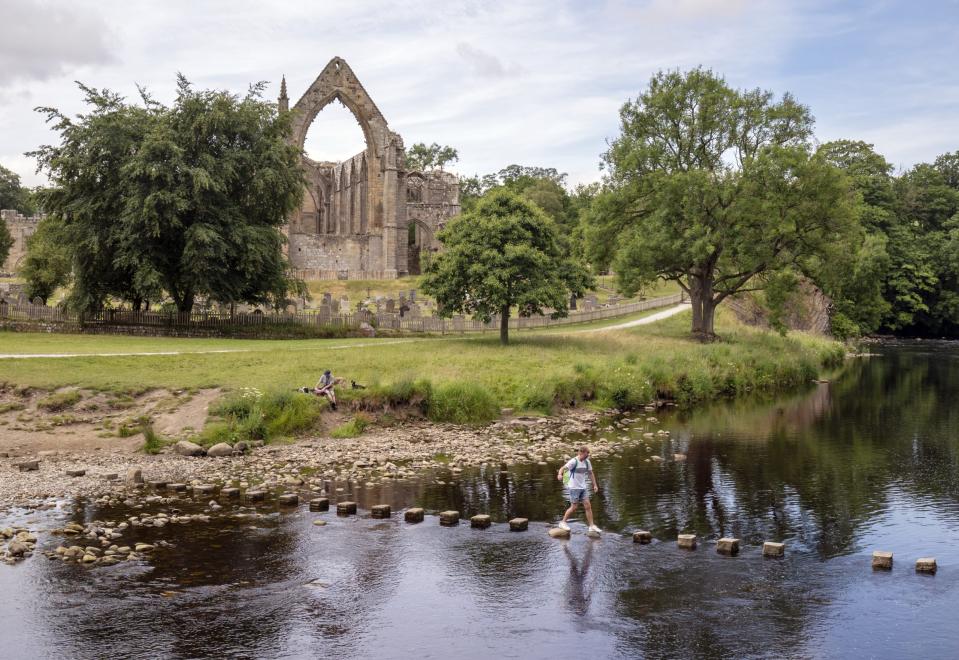 Bolton Abbey im englischen North Yorkshire – Thomas Hale kaufte für seinen Quarantäne einen Untersetzer mit so einem Foto, als Erinnerung an seine Heimat. - Copyright: picture alliance/empics/Danny Lawson