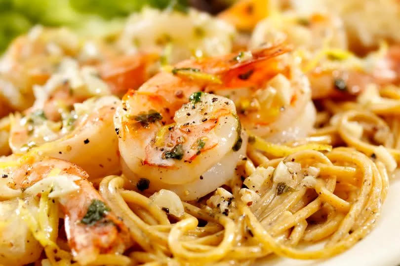 prawns on a bed of linguine, seasoned with pepper and herbs