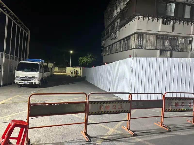 ▲基泰建設位在台北市大直的「基泰大直建案」，因工地施工不慎，本（9）月7日晚間工地坍塌，造成7棟鄰房坍塌，沒想到事發兩週後，20日深夜發生下陷情況；目前初步判斷是受損民宅下方沒有灌漿，加上近日因為部分居民搬家事宜，有不少大車出入，最終導致下陷。（圖／台北市議員陳怡君提供）