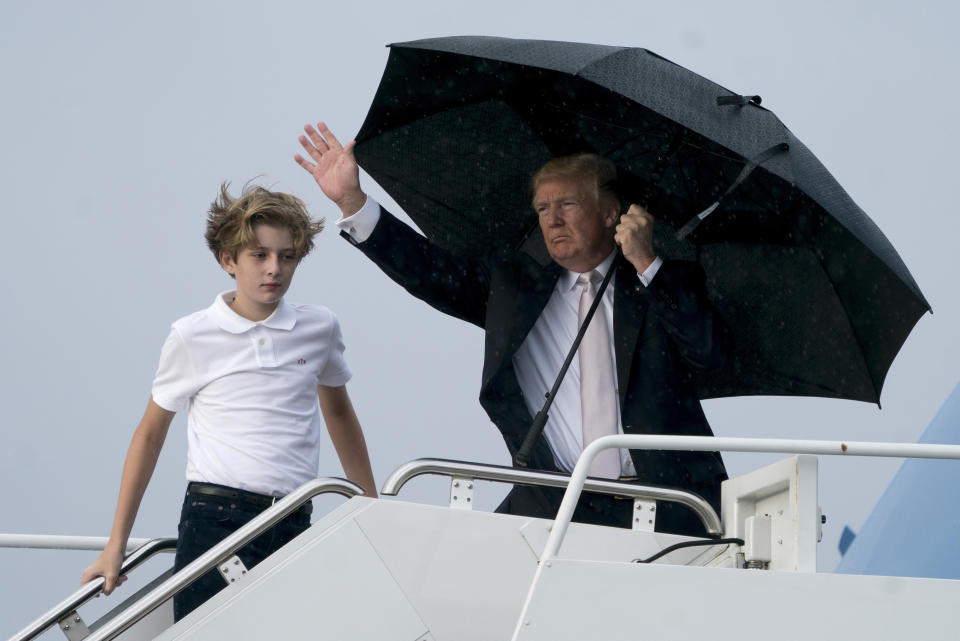 Donald Trumps Sohn Barron trug im Regen nur ein T-Shirt. (Bild: AP Photo)