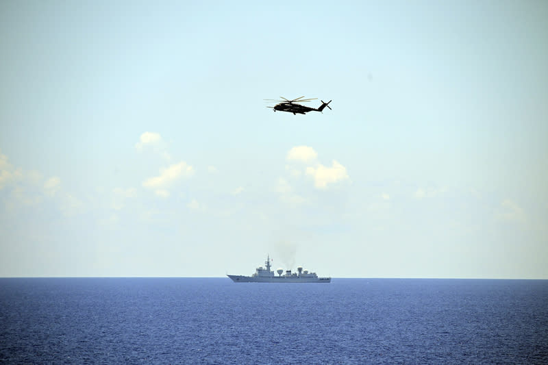 美軍機飛越中國電子偵察艦「天王星號」 美菲兩國29日在南海進行實彈射擊演習。圖為美軍 「超級種馬」（CH-53E Super Stallion）運輸直升機飛 越中國海軍電子偵察艦「天王星號」。 中央社特約記者Edward Bungubung攝  113年4月29日 