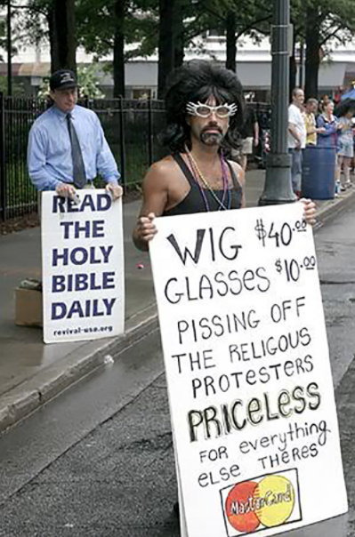 <p>Respuesta: “Peluca: 40 dólares. Lentes: 10 dólares. Hacer enojar a un manifestante religioso: no tiene precio”. Foto: Reddit.com/StigmaGrey </p>