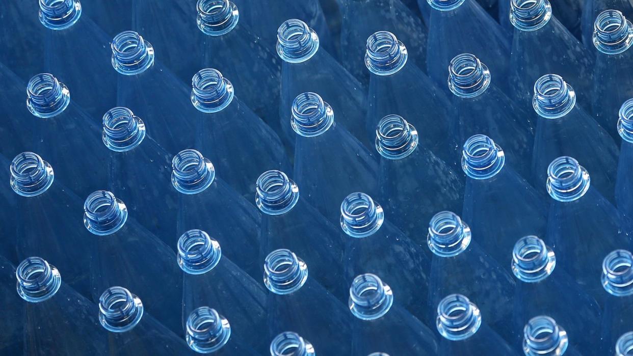 Österreichische Forscher hatten nach eigenen Angaben erstmals Mikroplastik in Stuhlproben von Menschen nachgewiesen. Tragen Plastikverpackungen von Lebensmitteln und Getränken dazu bei? Foto: Ina Fassbender