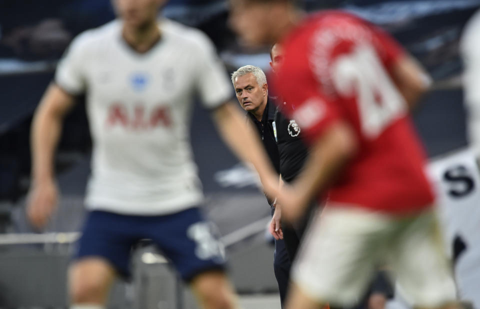 El portugués José Mourinho, entrenador del Tottenham, mira el partido ante el Manchester United, el viernes 19 de junio de 2020 (AP Foto/Glyn Kirk, Pool)