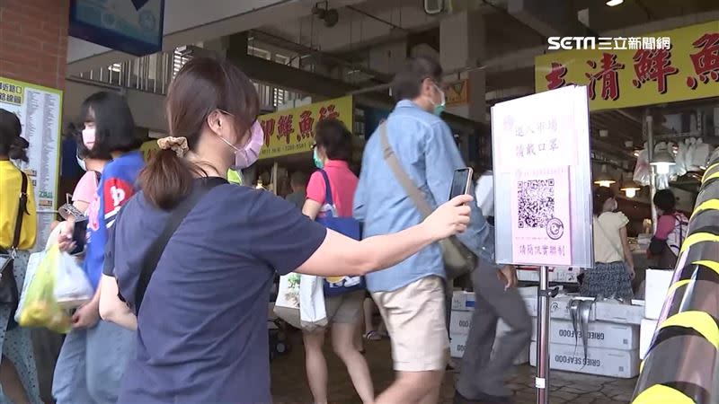 長輩堅持去菜市場買菜。（示意圖／資料照）