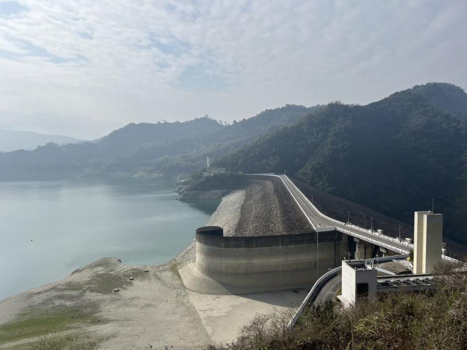 水庫集水區長期不下雨，曾文水庫的水位持續下探，目前蓄水率僅剩約二成三。（南水局提供）