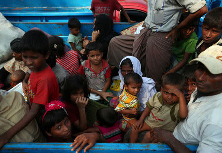 Rohingya refugees who arrived from Myanmar wait on a truck that will take them to a refugee camp from a relief centre in Teknaf, Bangladesh, October 25, 2017. REUTERS/Hannah McKay