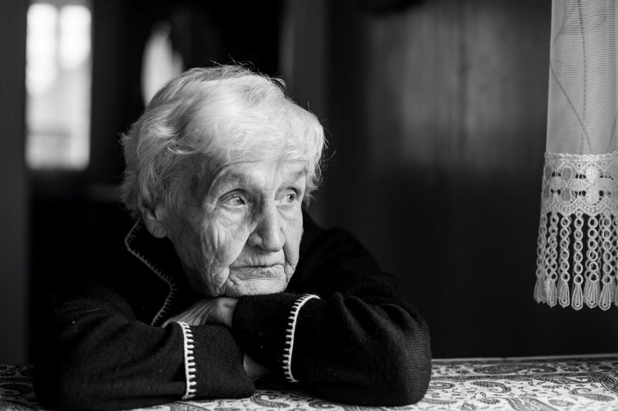 <a href="https://www.shutterstock.com/es/image-photo/portrait-lonely-sad-old-lady-black-1525240625" rel="nofollow noopener" target="_blank" data-ylk="slk:De Visu/Shutterstock;elm:context_link;itc:0;sec:content-canvas" class="link ">De Visu/Shutterstock</a>