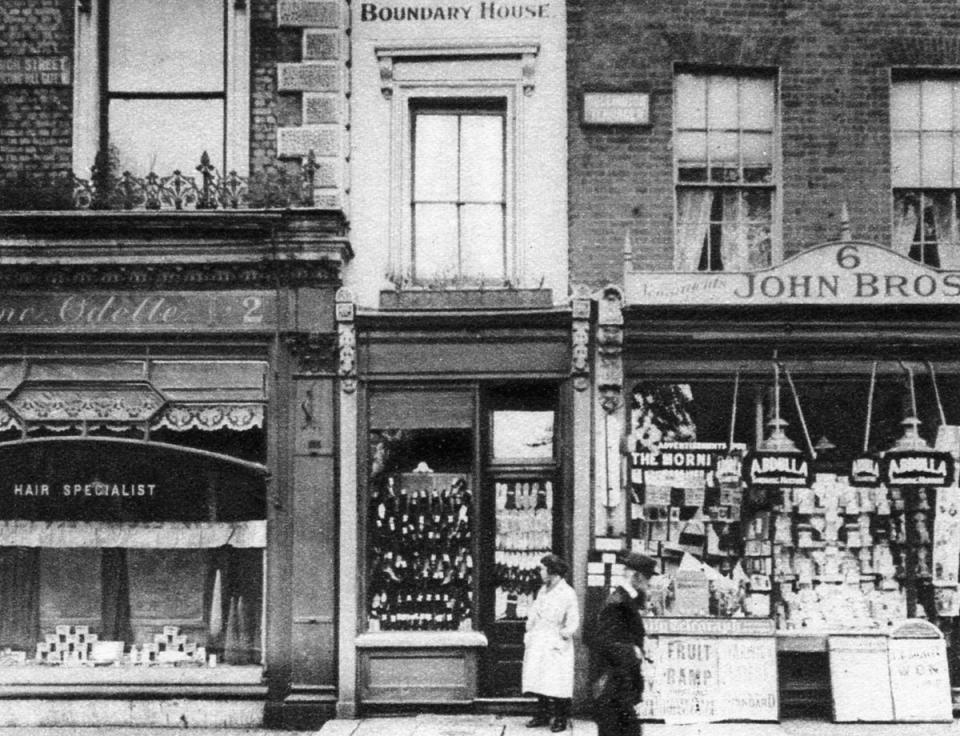 circa 1926: A row of fashionable shops in Notting Hill Gate. (The Print Collector/Print Collector/Getty Images)