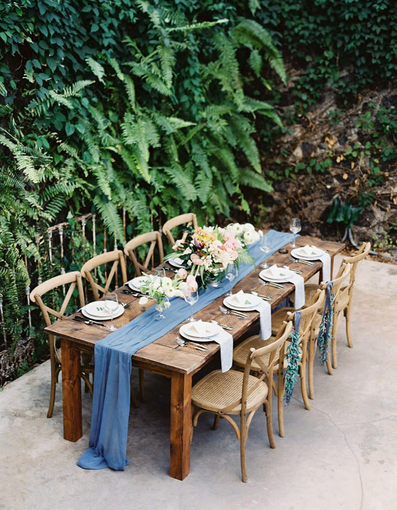 Laisser tomber le chemin de table de mariage au sol