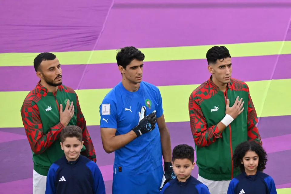 Yassine Bounou canta o hino do Marrocos antes de partida da Copa do Mundo do Catar. Foto: GLYN KIRK/AFP via Getty Images