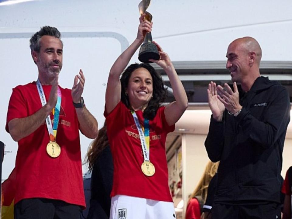 西班牙皇家足協主席盧比亞雷斯嘴對嘴親吻女足球員，遭到FIFA停職。