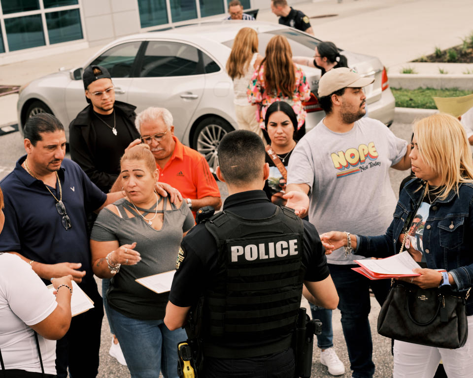 Los sobrevivientes y las familias de las personas que perdieron la vida en el tiroteo en el club nocturno Pulse de 2016 presentaron denuncias ante el Departamento de Policía de Orlando el 23 de julio. (Zack Wittman/The New York Times)