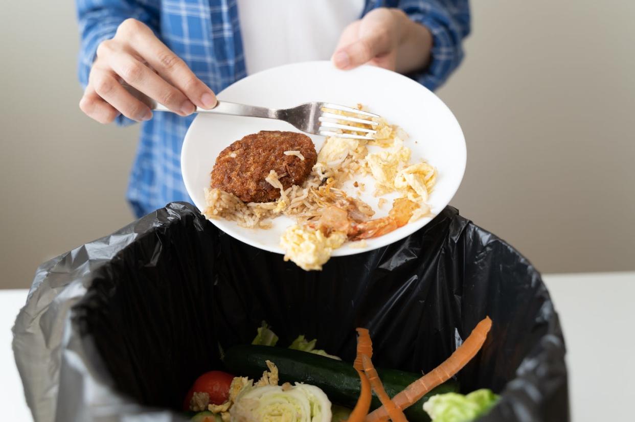 <a href="https://www.shutterstock.com/es/image-photo/people-put-bio-trash-food-waste-2223182213" rel="nofollow noopener" target="_blank" data-ylk="slk:Pormezz / Shutterstock;elm:context_link;itc:0;sec:content-canvas" class="link ">Pormezz / Shutterstock</a>