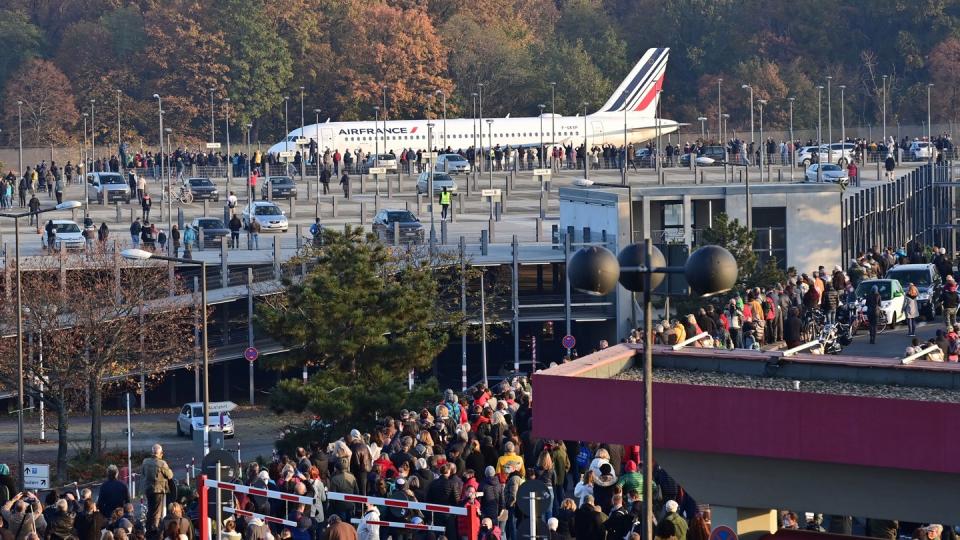 Der Airbus der französischen Fluggesellschaft Air France rollt auf dem Flughafen Tegel zum Abflug nach Paris auf die Startbahn.