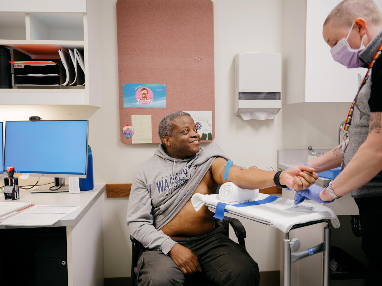 Kenneth Davis, un paciente que participa en un ensayo para el tratamiento contra el VIH, se somete a un examen de rutina con la asistencia de Phoebe Bryson-Cahn, una investigadora clínica del Centro Médico Harborview, en Seattle, el 11 de marzo de 2024. (Grant Hindsley/The New York Times)
