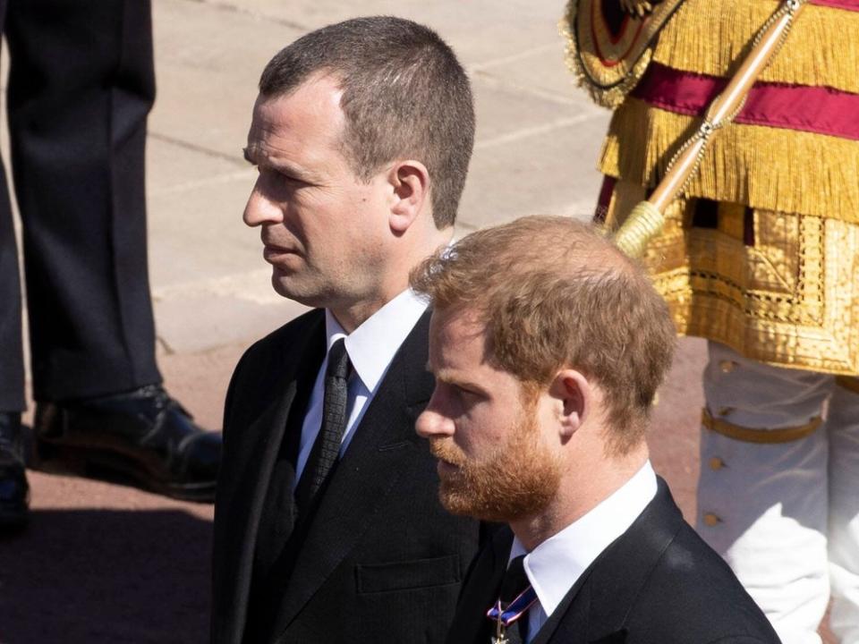 Peter Phillips (l.) neben Prinz Harry auf der Beerdigung von Prinz Philip (Bild: imago images/i Images)