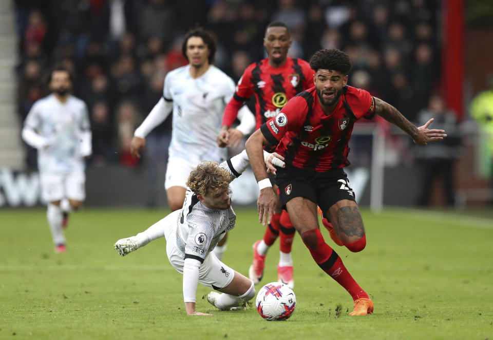 Philip Billing del Bournemouth supera y deja tendido a Harvey Elliott del Liverpool en el encuentro de la Liga Premier el sábado 11 de marzo del 2023. (Kieran Cleeves/PA via AP)