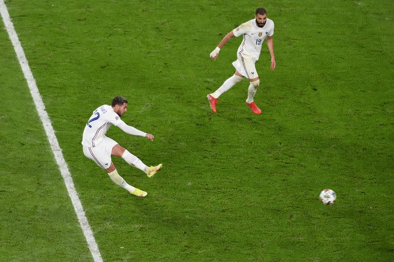 Theo Hernández dispara y marca