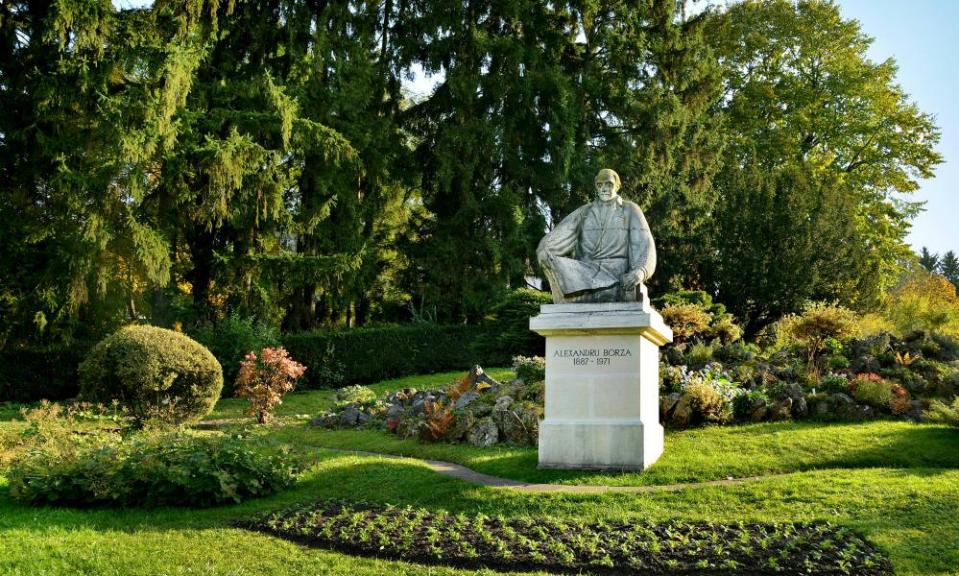 Statue in the Botanical Garden in Cluj Napoca, Transylvania, RomaniaH6YA10 Statue in the Botanical Garden in Cluj Napoca, Transylvania, Romania