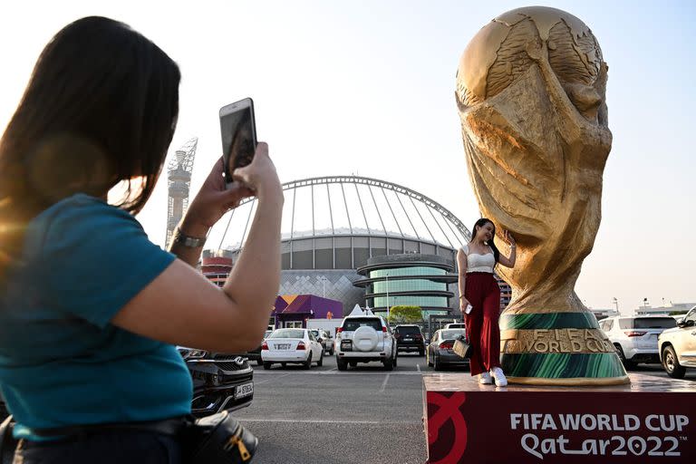 La Copa del Mundo se luce en la escenografía qatarí; es el objeto de deseo de todos, futbolistas e hinchas