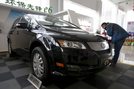 A customer checks a BYD e6 electric car at a dealership in Beijing, China, in this December 9, 2015 file picture. REUTERS/Jason Lee/Files