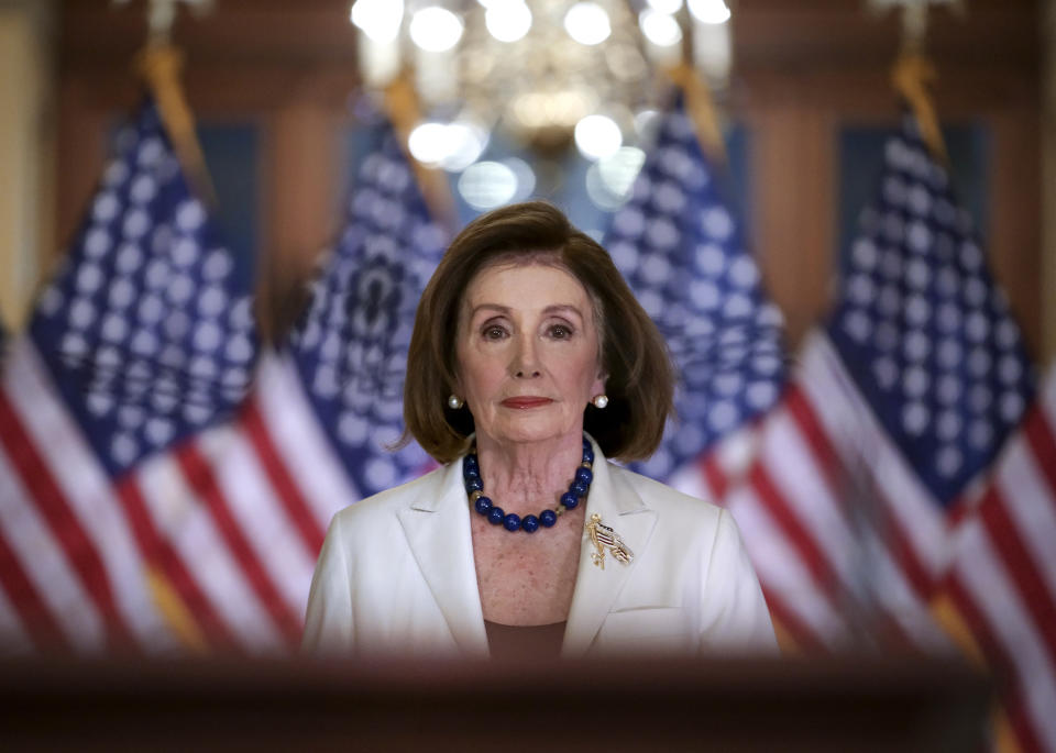 La presidenta de la Cámara de Representantes, la demócrata Nancy Pelosi, anuncia que la cámara procederá a redactar los cargos para un juicio político al presidente Donald Trump. En el Capitolio, Washington, jueves 5 de diciembre de 2019. (AP Foto/J. Scott Applewhite)