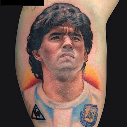 Diego Maradona. El astro futbolístico de todos los tiempos ya es moneda corriente en el mundo de los tatuajes. ¿Te harías algún retrato semejante en la piel? - Foto: utcq.tv