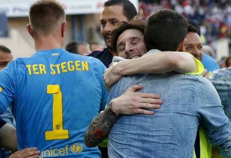 Barcelona Lionel Messi (C) celebrates after winning the Spanish first division title following their soccer match against Atletico Madrid at at Vicente Calderon stadium in Madrid, Spain, May 17, 2015. REUTER/Juan Medina