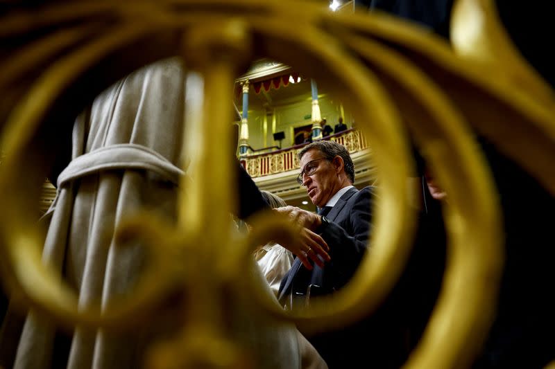 El líder del Partido Popular, Alberto Núñez Feijóo, asiste a un debate de investidura en el Congreso de los Diputados, en Madrid, España