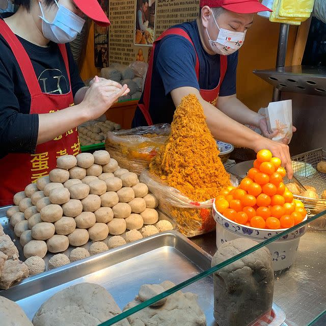 酥脆外皮一口咬下，飽滿芋泥餡料配上微微芋頭顆粒口感，還有那畫龍點睛的鹹蛋黃，特殊口味讓人一吃就愛上！