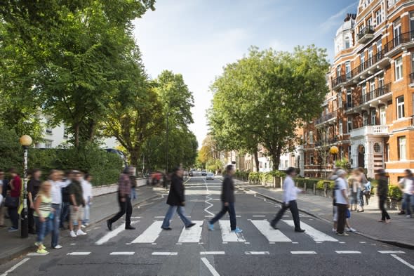 Abbey Road to introdiuce lollipop lady to control tourists