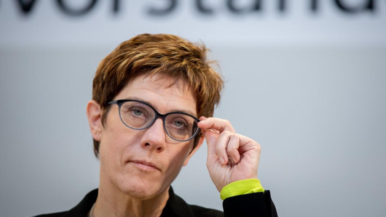 Annegret Kramp-Karrenbauer spricht auf einer Pressekonferenz zu Medienvertretern. Sie war Anfang Dezember zur neuen CDU-Chefin gewählt worden und hatte Merkel an der Parteispitze abgelöst. Foto: Kay Nietfeld