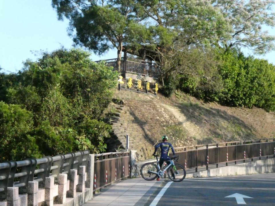 二寮觀日亭是很多自行車友假日騎車休閒目的地。（記者陳俊文攝）