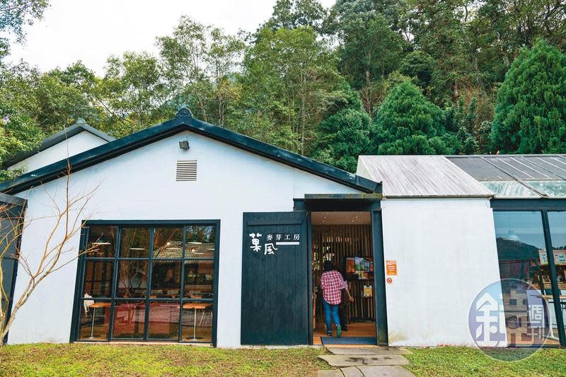 純白建築的「菓風麥芽工房」，位在新竹綠色山林間。