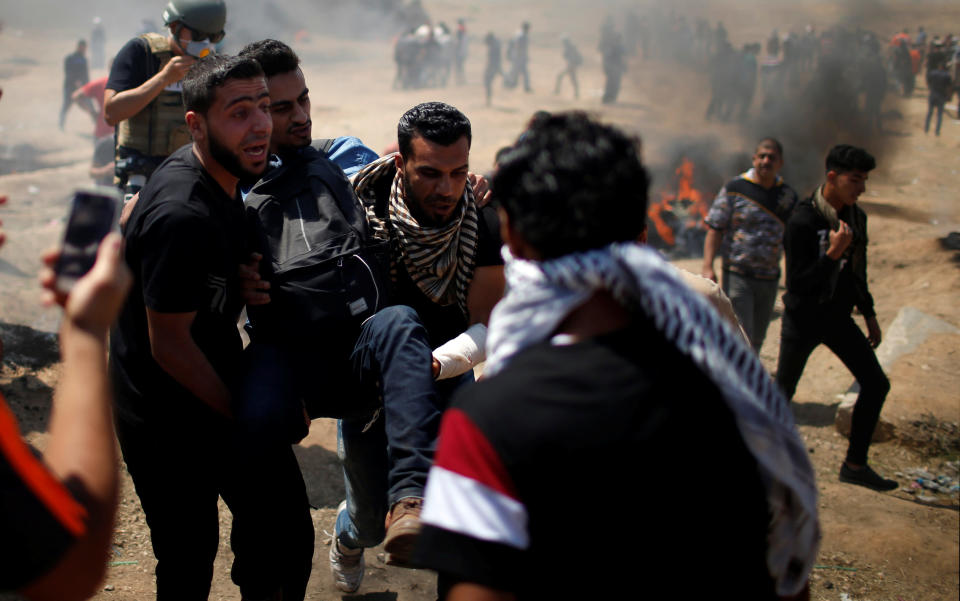 <p>Decenas de muertos y cientos de heridos por fuego israelí han dejado las protestas de miles de palestinos en la franja de Gaza contra la apertura de la embajada de EEUU en Israel . REUTERS/Ibraheem Abu Mustafa. </p>