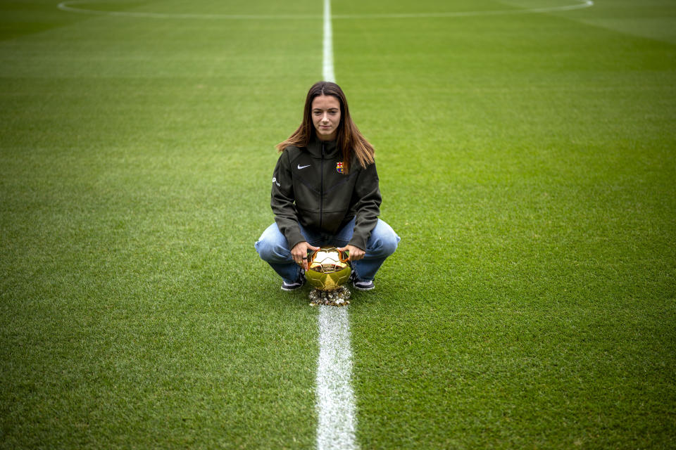 FC Barcelona and Spain's national team midfielder Aitana Bonmati holds the 2023 Women's Ballon d'Or trophy, during a press conference in Barcelona, Spain, Thursday, Nov. 2, 2023. (AP Photo/Emilio Morenatti)