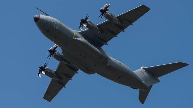 Die Bundeswehr wirbt gezielt um Flugbegleiter der insolventen Fluglinie Air Berlin. Was das pfiffige Plakat verschweigt: Bei einem Wechsel erwartet die Mitarbeiter mehr als nur ein Wechsel der Uniform.