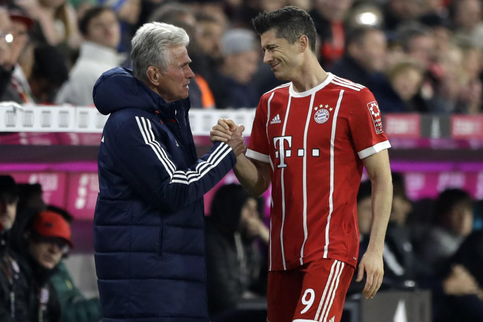 <p>Im Gegensatz zu seinem Vorgänger Ancelotti ist Jupp Heynckes ein Mann, den die Spieler bedingungslos respektieren. Ancelotti hatte sich zuletzt mit mehreren Spielern überworfen, darunter Mats Hummels, Franck Ribéry, Arjen Robben und Jérôme Boateng. Ende November sorgte Robert Lewandowski (im Bild) dann mit Kritik am ehemaligen Trainer für Aufsehen. Weil zu diesem Zeitpunkt mehrere Bayern-Spieler wegen körperlicher Probleme aussetzen mussten, sagte der Pole gegenüber „Sport Bild“: „Wenn viele Muskelverletzungen passieren, muss man nicht die letzten Wochen des Trainings beobachten, sondern zwei, drei Monate zurückgehen.“ Damit spielte er auf eine Phase an, als Ancelotti noch am Ruder war. (Bild: AP Photo) </p>