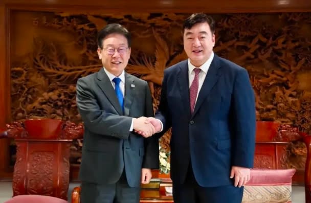 中國駐韓大使邢海明(右)會見韓國在野黨黨揆李在明，並發表批評韓國政府言論。   圖 : 翻攝自直新聞