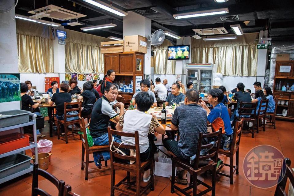店內的用餐氣氛就像台灣的熱炒店，自在又隨興。 