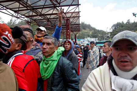 Venezuelan migrants stand in line to register their exit from Colombia before entering into Ecuador, at the Rumichaca International Bridge, Colombia August 9, 2018. Picture taken August 9, 2018. REUTERS/Daniel Tapia