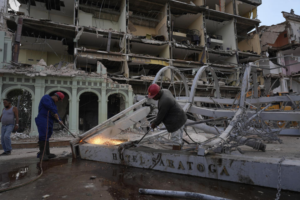Trabajadores retiran escombros del lugar de la explosión el viernes que destruyó parcialmente el Hotel Saratoga, en La Habana, Cuba, el sábado 7 de mayo de 2022. (AP Foto/Ramón Espinosa)