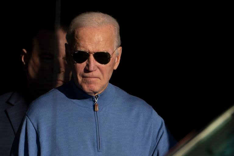 El presidente Joe Biden sale de Jos A. Bank en Greenville, Delaware, el sábado 18 de noviembre de 2023. (AP Foto/Manuel Balce Ceneta)