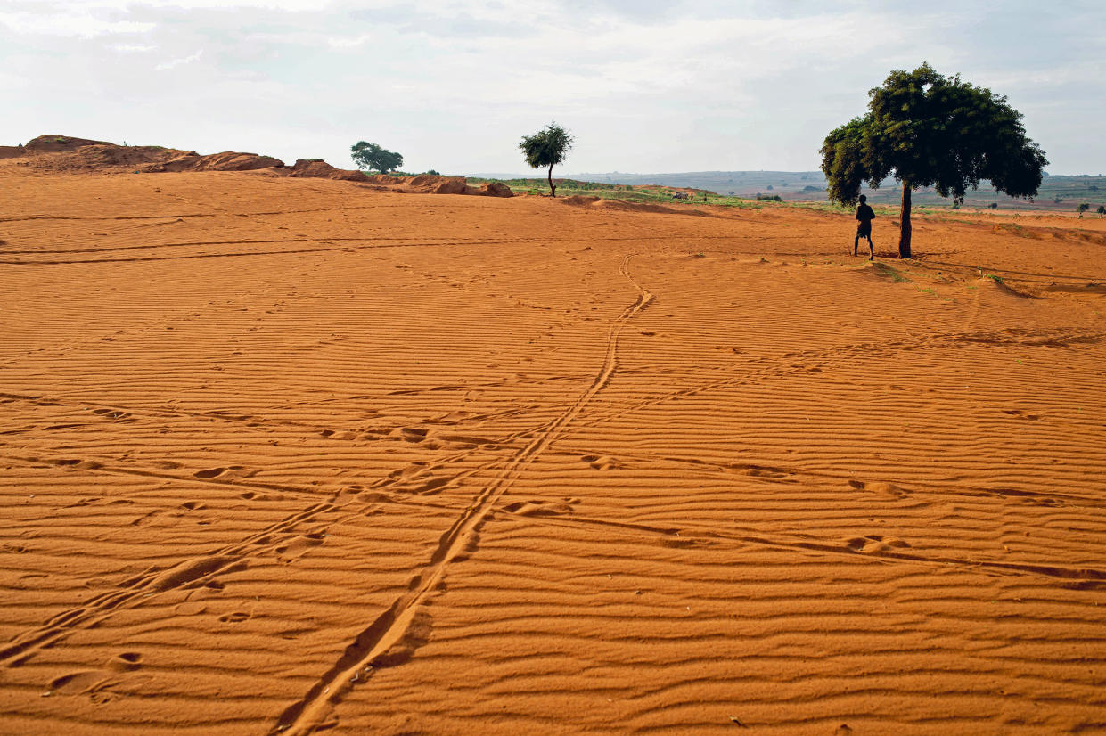 Cropland is covered by sand in Betsimeda, Maroalomainty commune, Ambovombe district