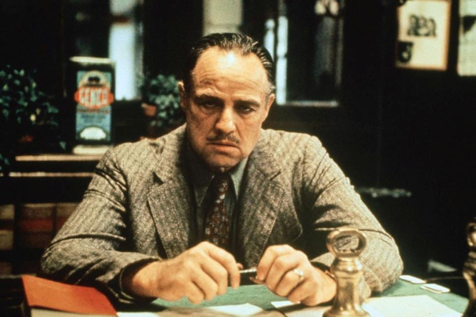 Mit seiner Verkörperung des Vito Corleone erschuf Marlon Brando eine Ikone. Dabei wollte das Studio Brando ursprünglich nicht in der Rolle sehen - er sei zu jung, sein letzter Film außerdem ein Flop. Mit einem künstlichen Mundteil verwandelte sich Brando dann aber doch in Corleone - und gewann prompt den Oscar als bester Hauptdarsteller. (Bild: Paramount)