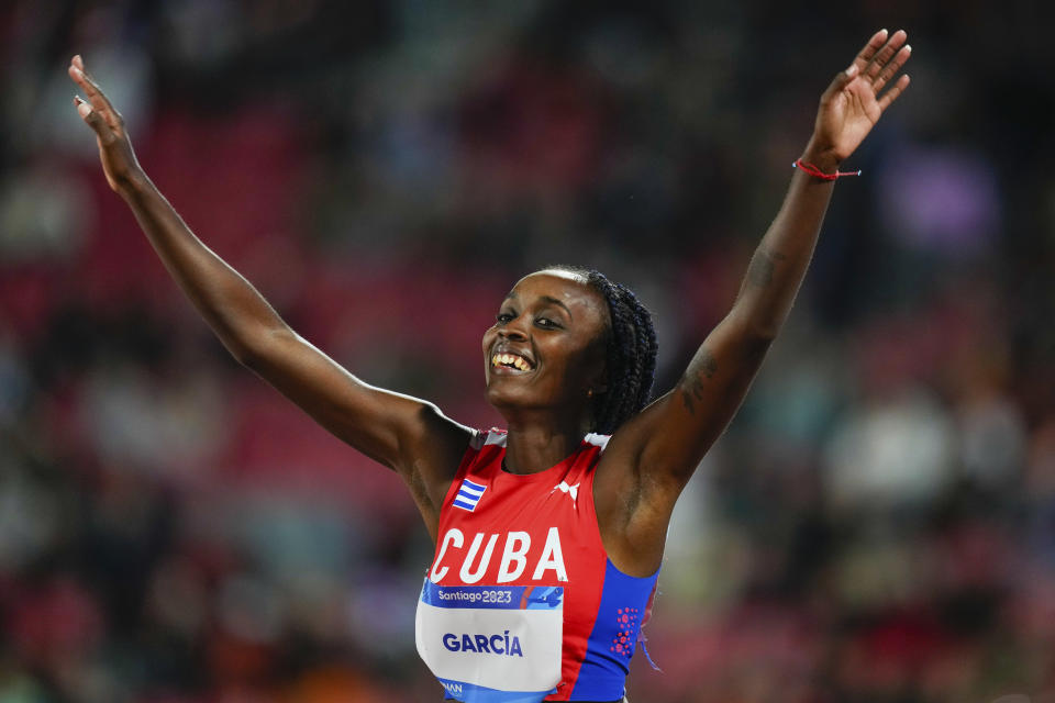 La cubana Yunisleidy García celebra tras ganar la medalla de oro de los 100 metros en el atletismo de los Juegos Panamericanos en Santiago, Chile, el martes 31 de octubre de 2023. (AP Foto/Natacha Pisarenko)