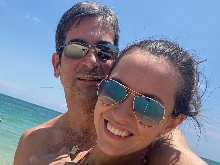 Marcelo Pecci y su esposa, Claudia Aguilera, en una playa en Colombia