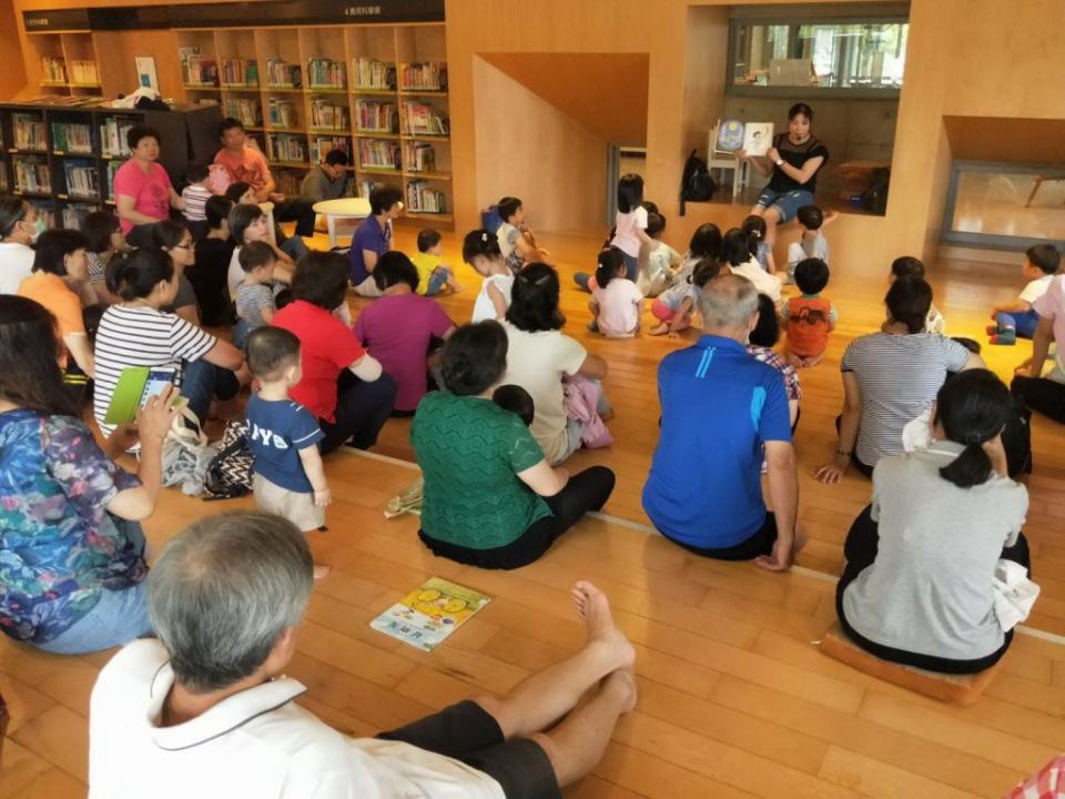 裕文圖書館兒童區舉辦說故事活動，深耕鄰里社區。 （記者陳俊文攝）